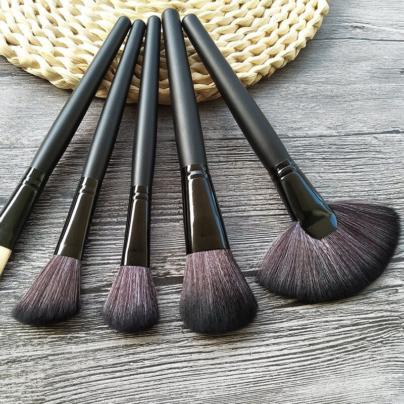 Set beauty alata s kistovima za šminku s drškom od drveta
